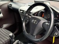 Used Toyota iQ 68 HP (50 kW) 2010 White Hatchback