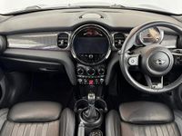 Usado Mini Cooper Exclusive 134 CV (98 kW) 2022 Negro Utilitario