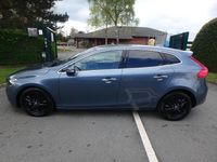 Gebraucht Volvo V40 SE Lux 180 PS (132 kW) 2014 Blau Kleinwagen