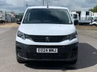 Begagnad Peugeot Partner Premium 131 HK (96 kW) 2024 Vit Minibuss