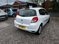 Used Renault Clio II 2010 White Hatchback