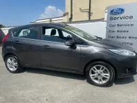 Usado Ford Fiesta Zetec 100 HP (73 kW) 2018 Cinzento Citadino