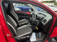 Usado Toyota Aygo X-play 68 HP (50 kW) 2016 Vermelho Citadino