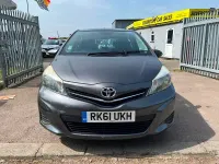 Usado Toyota Yaris 99 HP (72 kW) 2012 Cinzento Citadino