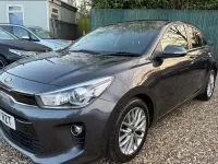Usado Kia Rio 90 HP (66 kW) 2017 Cinzento Citadino