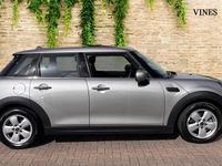 Usado Mini Cooper Classic 134 CV (98 kW) 2023 Plateado Utilitario