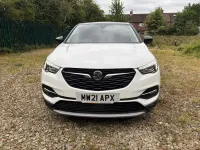 Used Vauxhall Grandland X SRi 130 HP (95 kW) 2021 Glacier white SUV