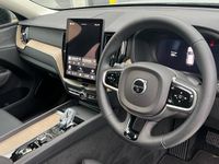 Usado Volvo XC60 Plus 250 HP (183 kW) 2025 Cinzento SUV
