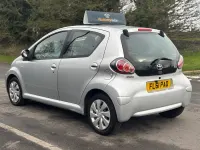 Usado Toyota Aygo 68 CV (50 kW) 2011 Plateado Utilitario