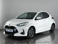 Begagnad Toyota Yaris Hybrid Design 2023 Vit Halvkombi