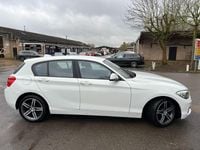 Begagnad BMW 118 Sport Line 2016 Vit Halvkombi