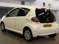 Używany Toyota Aygo Style 68 KM (50 kW) 2013 Biały Hatchback