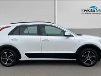 Second-hand Kia Niro 139 CP (102 kW) 2023 Alb SUV