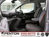 Begagnad Citroën Berlingo 130 HK (95 kW) 2024 Grå Minibuss