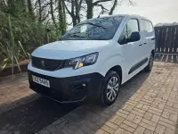 Begagnad Peugeot Partner Premium 100 HK (73 kW) 2021 Vit Minibuss