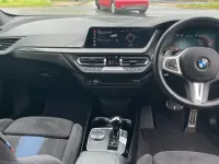 Begagnad BMW M135 Shadowline 302 HK (222 kW) 2022 Vit Halvkombi