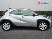 Usado Toyota Aygo X PURE 72 HP (52 kW) 2023 Prateado SUV