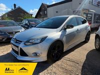 Usado Ford Focus Zetec 114 HP (83 kW) 2014 Prateado Citadino