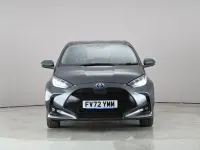 Begagnad Toyota Yaris Hybrid Design 2023 Grå Halvkombi