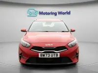 Begagnad Kia Ceed 2024 Röd Halvkombi