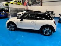 Używany Mini Cooper Classic 2024 Biały Hatchback