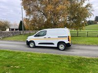 Usado Fiat Doblò 100 HP (73 kW) 2023 Branco Monovolume