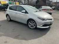 Usado Toyota Auris 116 HP (85 kW) 2016 Prateado Citadino