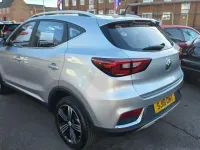 Używany MG ZS Exclusive 111 KM (81 kW) 2018 Srebrny SUV