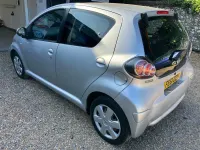 Usado Toyota Aygo 68 CV (50 kW) 2011 Plateado Utilitario