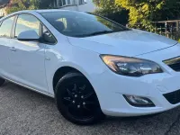 Used Vauxhall Astra 115 HP (84 kW) 2012 White Hatchback