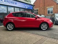 Usado Seat Ibiza 85 CV (62 kW) 2015 Rojo Utilitario