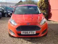 Usado Ford Fiesta Studio 82 CV (60 kW) 2015 Rojo Utilitario