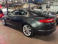 Usado Jaguar XF Portfolio 200 HP (147 kW) 2015 Cinzento Sedan