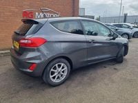 Usado Ford Fiesta Zetec 100 HP (73 kW) 2017 Cinzento Citadino