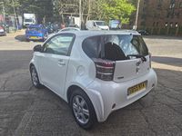 Used Toyota iQ 68 HP (50 kW) 2009 White Hatchback