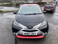 Usado Toyota Aygo x-press 69 HP (50 kW) 2017 Preto Citadino
