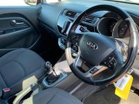 Begagnad Kia Rio 90 HK (66 kW) 2015 Röd Halvkombi
