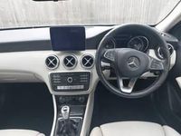 Używany Mercedes A180 Executive 109 KM (80 kW) 2017 Srebrny Hatchback