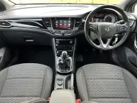 Used Vauxhall Astra SRi 105 HP (77 kW) 2017 White Hatchback
