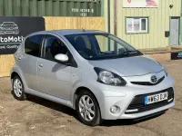 Usado Toyota Aygo 68 HP (50 kW) 2013 Prateado Citadino