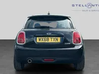 Używany Mini Cooper Classic 134 KM (98 kW) 2018 Czarny Hatchback