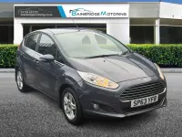 Usado Ford Fiesta Zetec 125 HP (91 kW) 2013 Cinzento Citadino