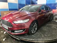 Usado Ford Mondeo Vignale 240 CV (176 kW) 2017 Rojo Utilitario