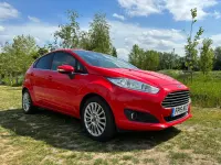 Begagnad Ford Fiesta Titanium 2015 Röd Halvkombi