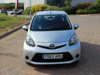Gebraucht Toyota Aygo 68 PS (50 kW) 2013 Silber Kleinwagen