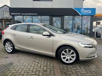 Usado Volvo V40 Inscription 152 HP (111 kW) 2018 Dourado Citadino