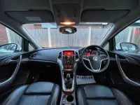 Second-hand Vauxhall Astra Elite 2012 Alb Hatchback