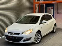Used Vauxhall Astra Elite 2014 White Hatchback