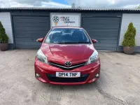 Usado Toyota Yaris Plus 99 HP (72 kW) 2014 Vermelho Citadino