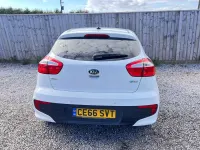Begagnad Kia Rio 89 HK (65 kW) 2016 Vit Halvkombi